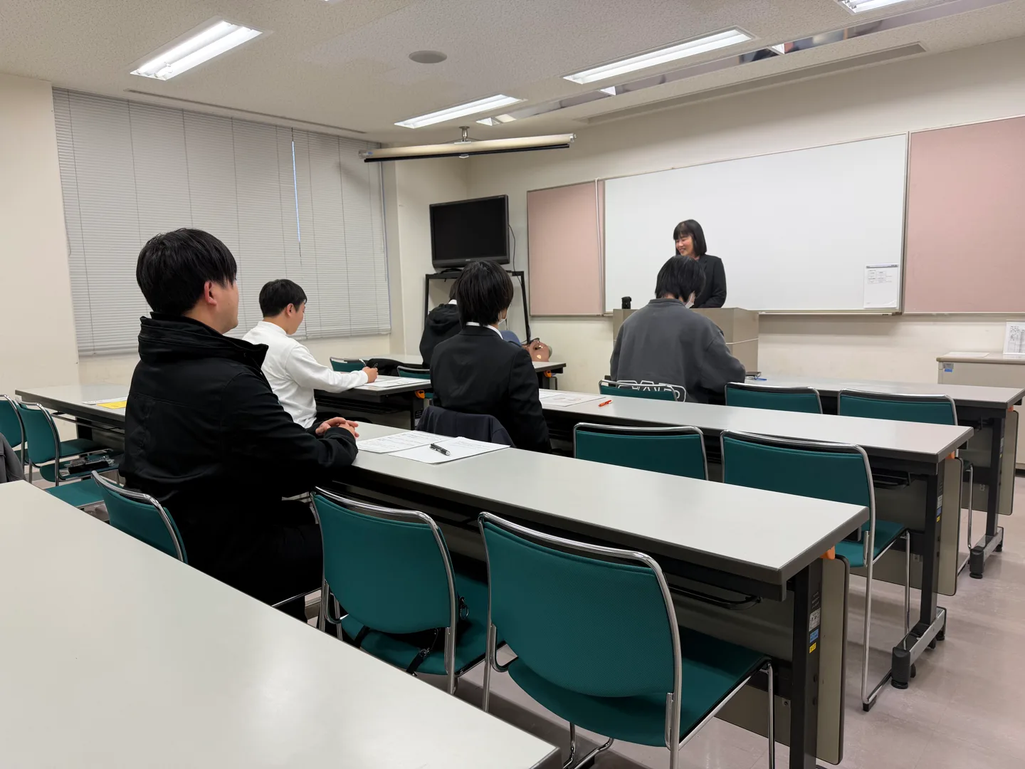 社内のマナー研修で講師の話を聞くBorderLineのメンバー